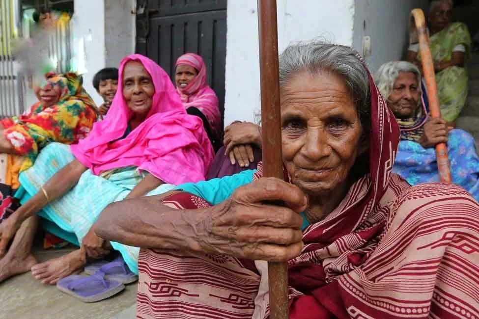 Support Elderly Person of an Old Age Home for a month